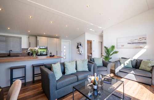 Totnes Cabin | Stylish 3-Bed Lodge with Golf & Spa Access