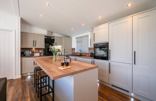Totnes Cabin | Stylish 3-Bed Lodge with Golf & Spa Access