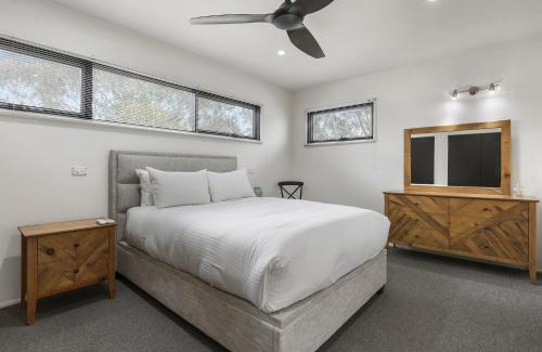 Drysdale House | Stylish 3-Bedroom and Outdoor Grill and Pizza Oven