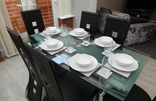 Yardley House | Stylish 3 Bedroom House Near NEC, City Centre