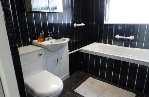 Yardley House | Stylish 3 Bedroom House Near NEC, City Centre