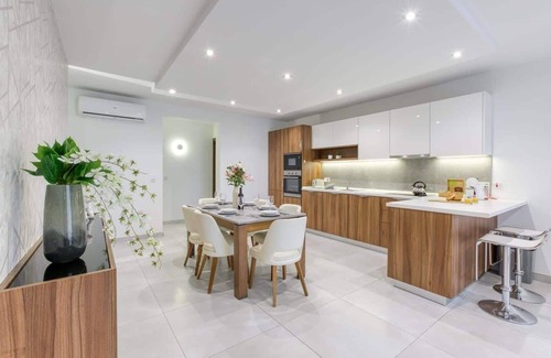 Swieqi Apartment | ✨ Stylish 3-bedroom in Swieqi 🇲🇹 — just minutes from beaches 🌊, restaurants 🍴 & nightlife 🎶. The perfect Malta getaway for families & friends 🏡🌞!