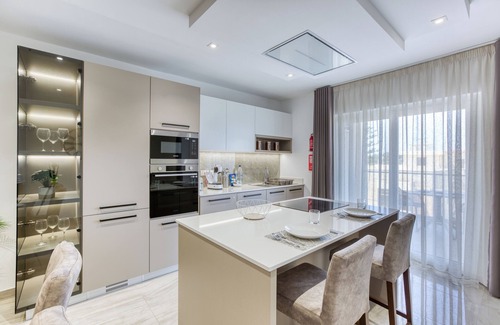 St. Andrew's Apartment | ✨ Stylish 3-bedroom in Swieqi 🇲🇹 – just minutes from beaches, restaurants & nightlife 🌊🍴🎶. Your perfect Malta getaway awaits! 🌴☀️