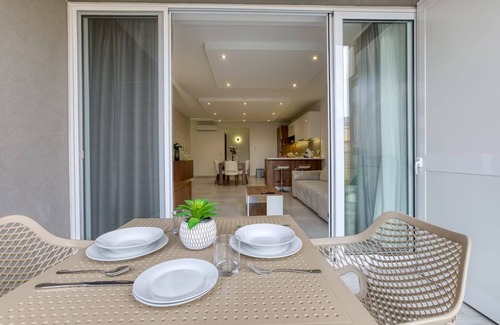 Swieqi Apartment | ✨ Stylish 3-bedroom in Swieqi 🇲🇹 — just 10 mins from beaches 🌊, restaurants 🍴 & nightlife 🎶. The perfect Malta getaway for families & friends 🏡🌞!