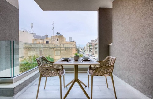 Swieqi Apartment | ✨ Stylish 3-bedroom in Swieqi 🇲🇹 — just 10 mins from beaches 🌊, restaurants 🍴 & nightlife 🎶. The perfect Malta getaway for families & friends 🏡🌞!