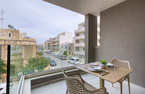 Swieqi Apartment | ✨ Stylish 3-bedroom in Swieqi 🇲🇹 — just 10 mins from beaches 🌊, restaurants 🍴 & nightlife 🎶. The perfect Malta getaway for families & friends 🏡🌞!