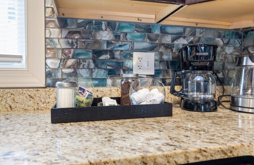 Maywood House | Stylish 3bd w/backyard patio mins from Downtown!