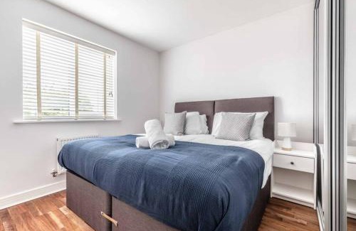 Slough House | STYLISH 4 BED/2 BATH & PARKING - PINEWOOD/HEATHROW