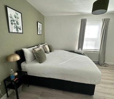 Aylesbury House | Stylish 4 Bed Home in Aylesbury, Buckinghamshire