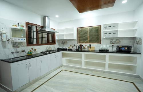 Banjara Hills Apartment | Stylish 4-Bedroom Family Getaway: Luxury Living!