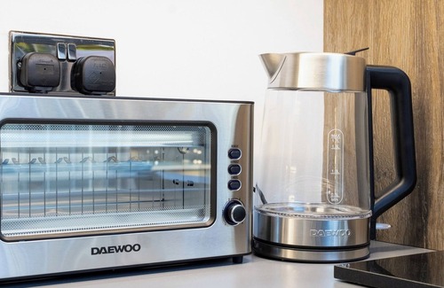 Hillingdon House | Stylish 4-Bedroom Luxury Home Featuring Hot Tub & Pool Table