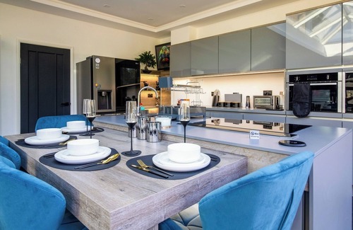 Hillingdon House | Stylish 4-Bedroom Luxury Home Featuring Hot Tub & Pool Table