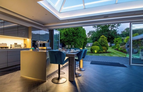 Hillingdon House | Stylish 4-Bedroom Luxury Home Featuring Hot Tub & Pool Table