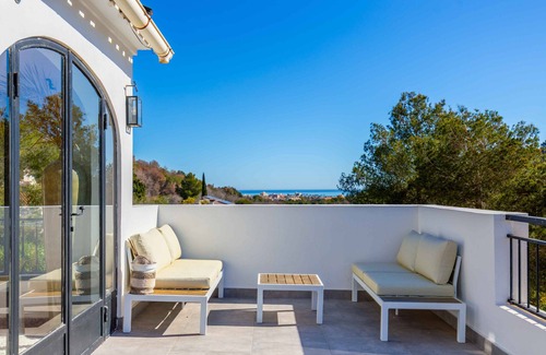 Sol del Este Villa | Stylish 5-BR Villa with WiFi, AC & Pool, Close to Beach, Perfect for Families.