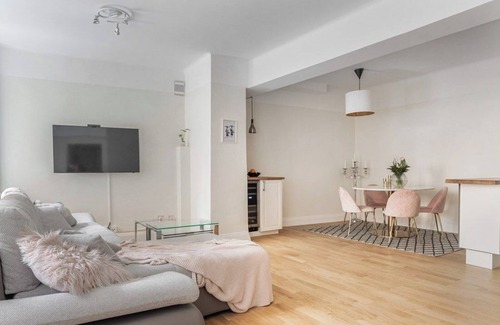 Norrmalm Apartment | Stylish 53m² apartment, four minutes from Drottninggatan!