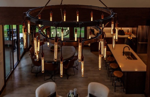 Roslyn House | Stylish 6-Bed Retreat | 6 EnSuites/Epic Game Room/Gourmet Kitchen+EV Charger