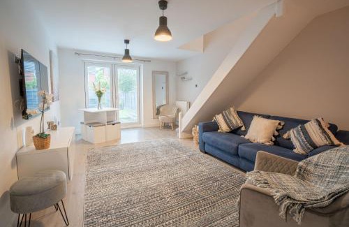 Marston Green Apartment | Stylish Abode, 5 Min from NEC & BHX, Pets Welcome