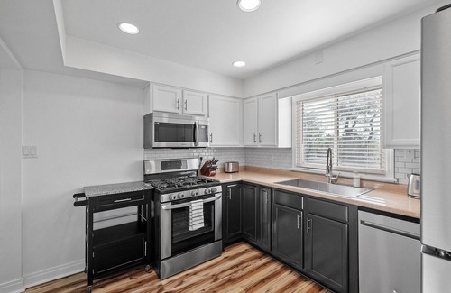 Millvale House | Stylish and Bright 3Bedroom Home, Amazing Deck, Game Room