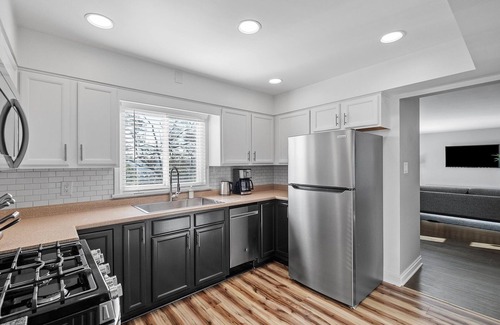 Millvale House | Stylish and Bright 3Bedroom Home, Amazing Deck, Game Room