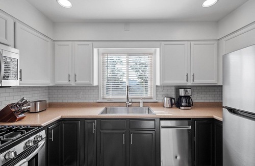 Millvale House | Stylish and Bright 3Bedroom Home, Amazing Deck, Game Room