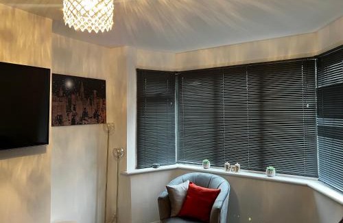 Stonnall Apartment | Stylish and homey 3 bedroom house with free parking & Wi-Fi