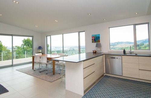 Richmond House | STYLISH AND MODERN HOME with Captivating Views