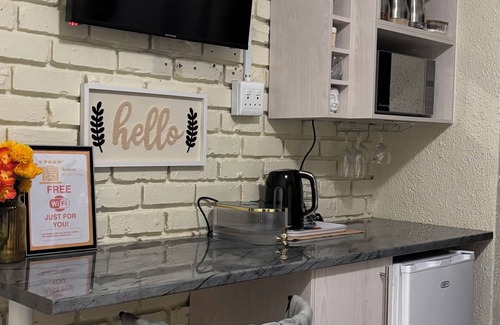 Kempton Park Cabin | Stylish and modern 4 private bedrooms with 4 private bathrooms with WiFi