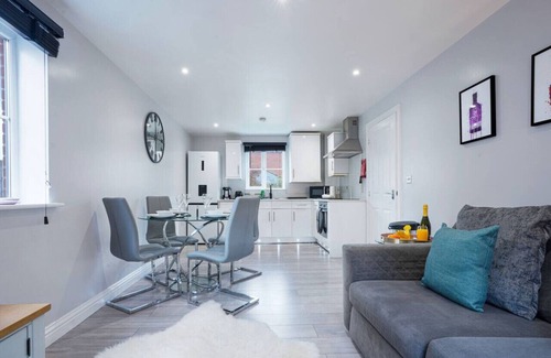 Aylesbury Apartment | Stylish Apartment - Free Parking - Near CityCentre