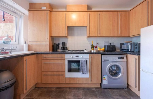 Coventry Apartment | Stylish Apartment near City Centre w/Free Parking