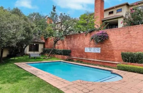 Douglasdale Apartment | Stylish Apartment near Monte Casino