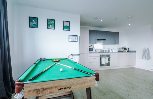 Salford Apartment | Stylish Apartment, Sleeps 6, Pool Table, Smart TVs