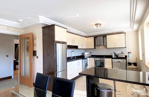 Galway Apartment | Stylish apartment with Jacuzzi Bath, 2 minutes from the ocean