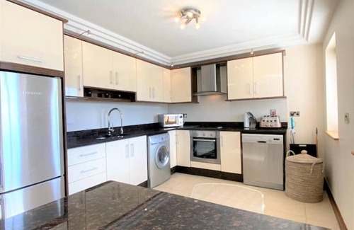 Galway Apartment | Stylish apartment with Jacuzzi Bath, 2 minutes from the ocean