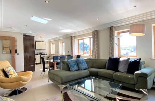 Galway Apartment | Stylish apartment with Jacuzzi Bath, 2 minutes from the ocean