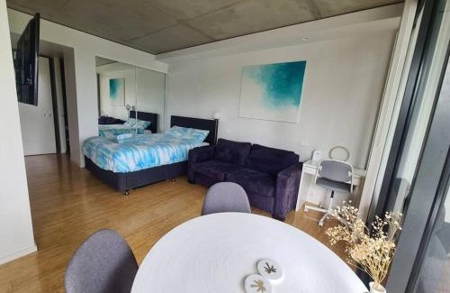 Lyneham Apartment | Stylish Apartment with Rooftop Pool, Minutes from City and ANU