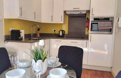 Notting Hill Condo | Stylish apt in the heart of Notting Hill -2-nSteps from Portobello Rd and tube!