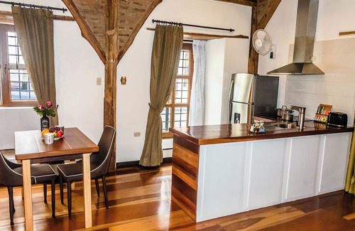 Quito Historic Center Apartment | Stylish Artist’s Haven in Quito – Prime Location