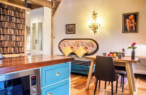 Quito Historic Center Apartment | Stylish Artist’s Haven in Quito – Prime Location