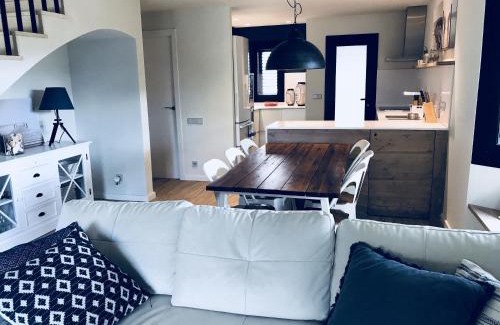 Cubelles House | Stylish Beach House 600m to sea