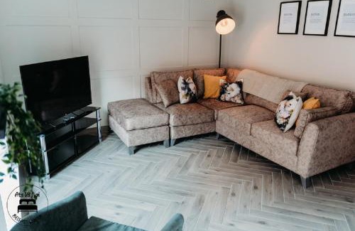 Belfast Central District Apartment | Stylish Belfast City Centre 2 Bedroom Apt Free Parking