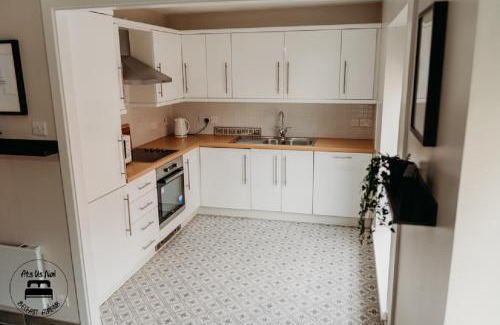 Belfast Central District Apartment | Stylish Belfast City Centre 2 Bedroom Apt Free Parking