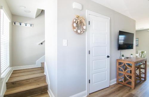 Biloxi House | Stylish, BRAND NEW 3 Bed Cottage, Beach Front, DOG FRIENDLY!