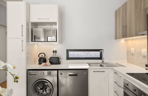 Greater Johannesburg Metropolitan Area Apartment | Stylish | Brand New | 2 Bed | Rosebank