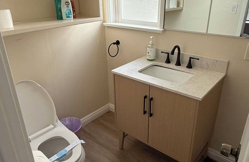 Burbank House | Stylish Burbank Getaway – Ensuite Baths + Prime Location!n10 Mins to Universal!