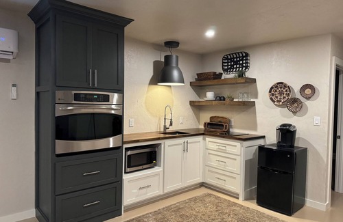 Lawton Cabin | Stylish cabin near Medicine Park