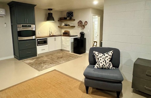 Lawton Cabin | Stylish cabin near Medicine Park