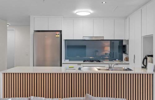 Brisbane Central Business District Apartment | Stylish CBD Retreat w Resort Amenities Housemark Escapes