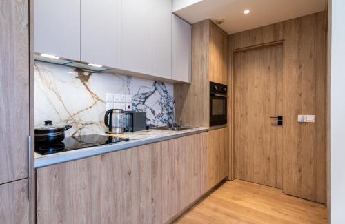 City Centre Apartment | Stylish Central Apartment City Views Prime Location Parking