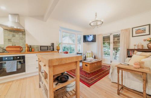Christchurch City Centre House | Stylish Central Cottage - Modern Heating & Parking