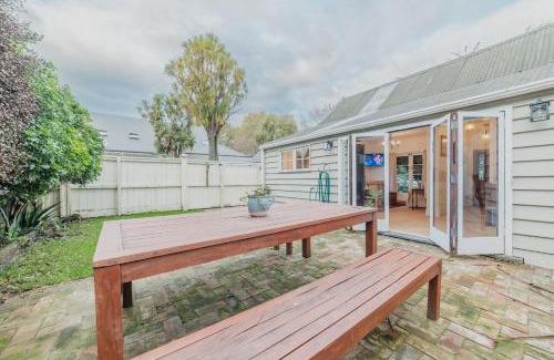Christchurch City Centre House | Stylish Central Cottage - Modern Heating & Parking